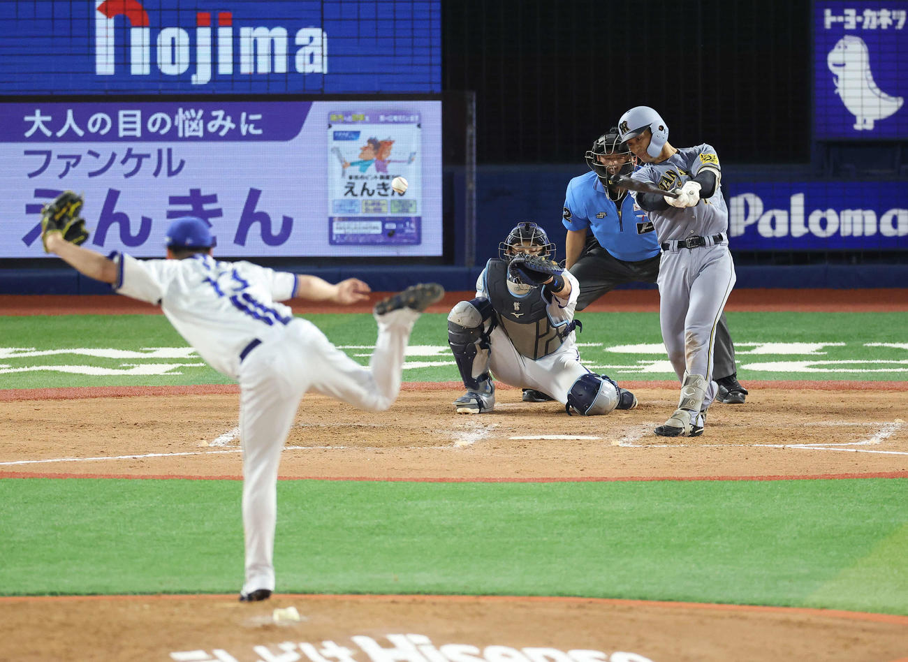 DeNA対阪神　8回表阪神無死、中前打を放つ坂本。投手伊勢（撮影・河田真司）