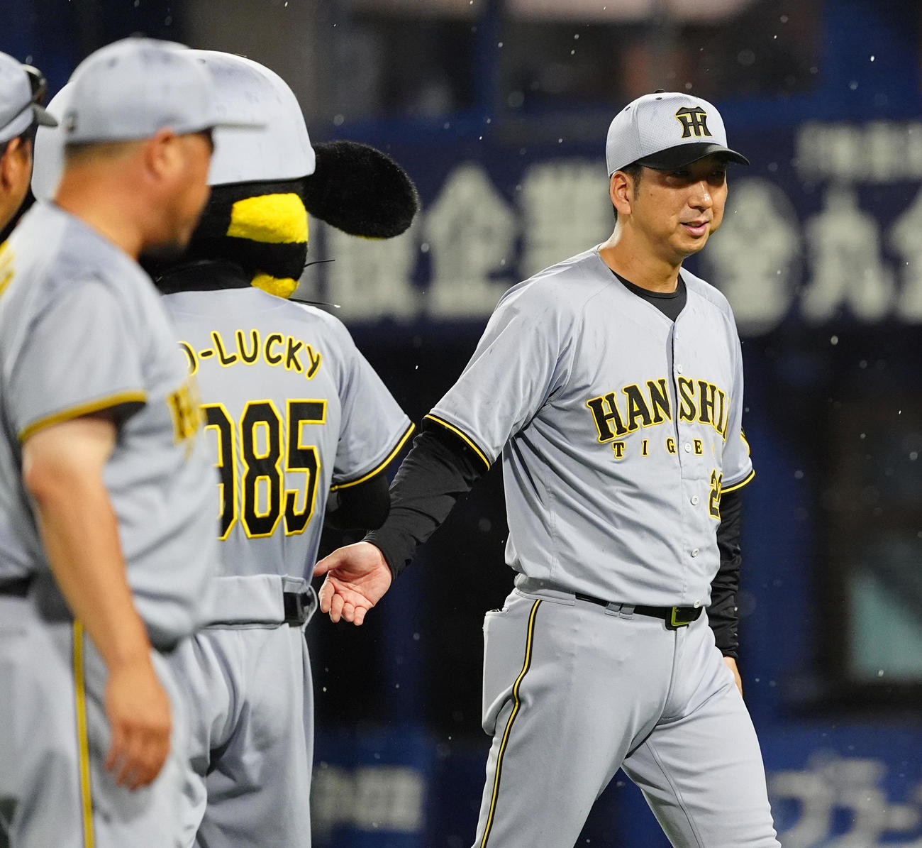 DeNA対阪神　DeNAに逆転勝ち選手を出迎えた阪神藤川監督（撮影・清水貴仁）