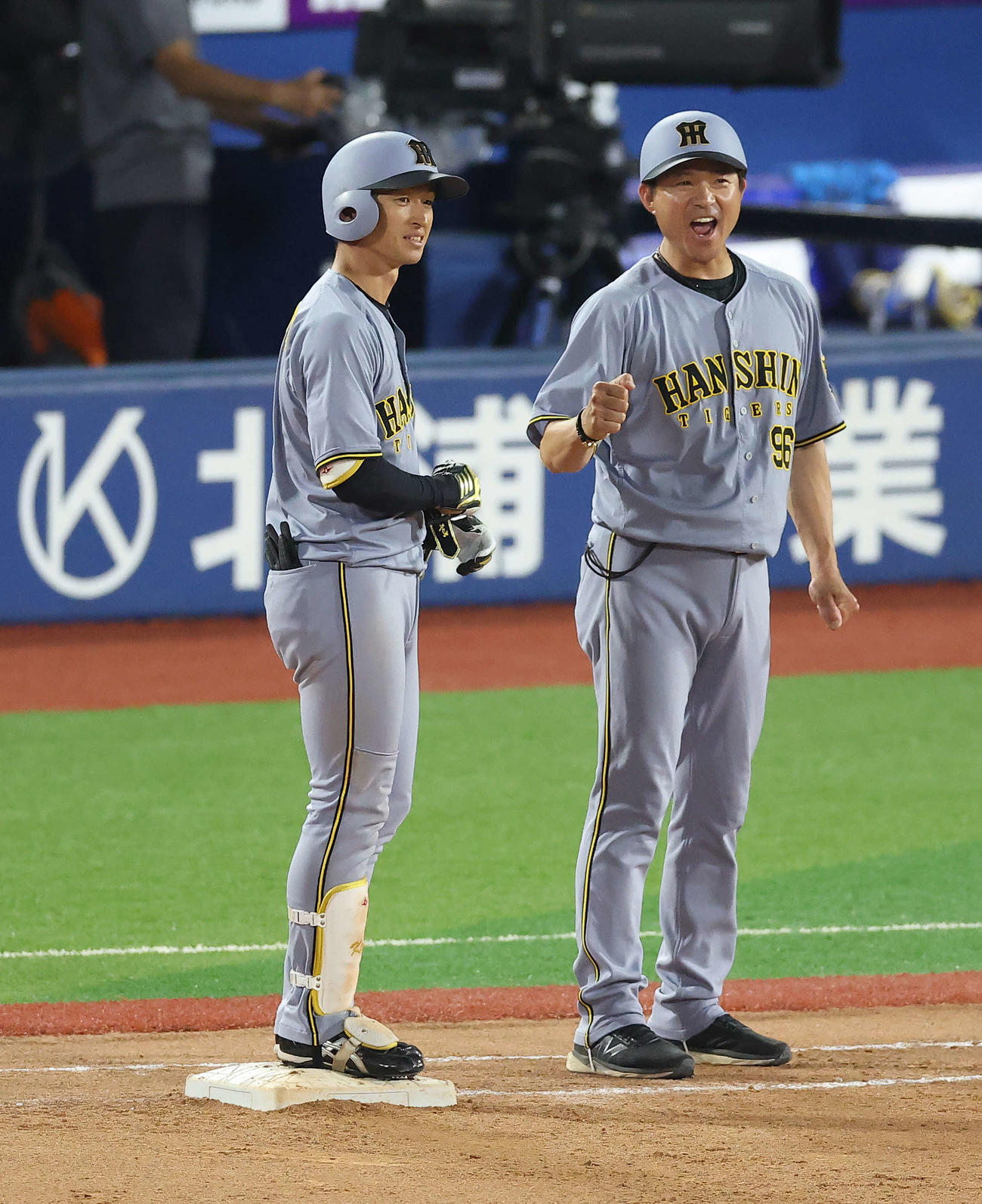 DeNA対阪神　8回表阪神無死一、三塁、同点適時打を放ち出塁する近本（撮影・河田真司）