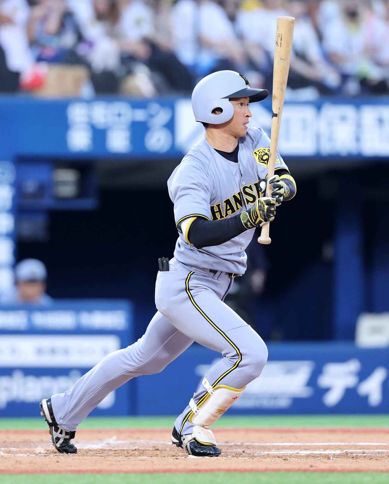 DeNA対阪神　3回表阪神1死一塁、近本は右前打を放つ（撮影・鈴木正人）