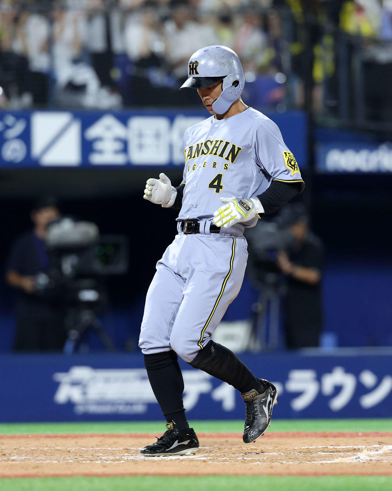DeNA対阪神　8回表阪神1死満塁、佐藤輝の左犠飛で熊谷が生還（撮影・鈴木正人）