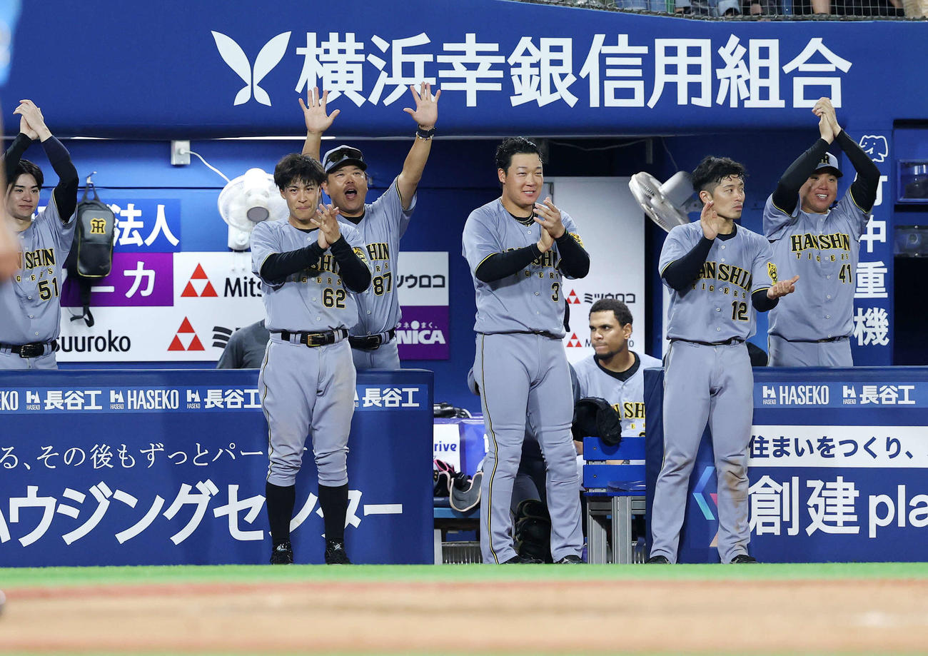 DeNA対阪神　8回表阪神1死満塁、佐藤輝の左犠飛を喜ぶ選手たち（撮影・鈴木正人）
