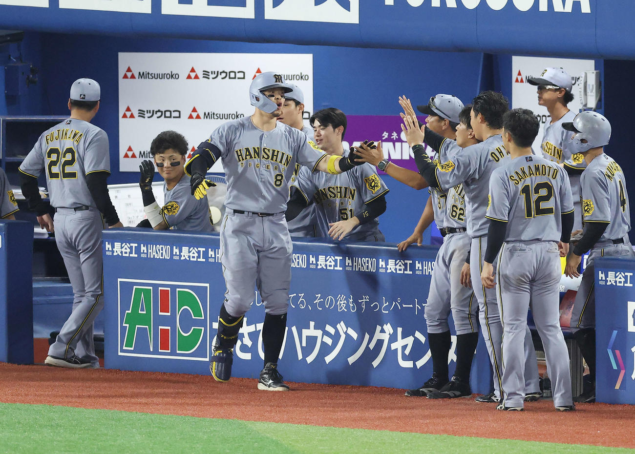DeNA対阪神　8回表阪神1死満塁、左犠飛を放ち、勝ち越し点を上げベンチに戻る佐藤輝（中央）（撮影・河田真司）