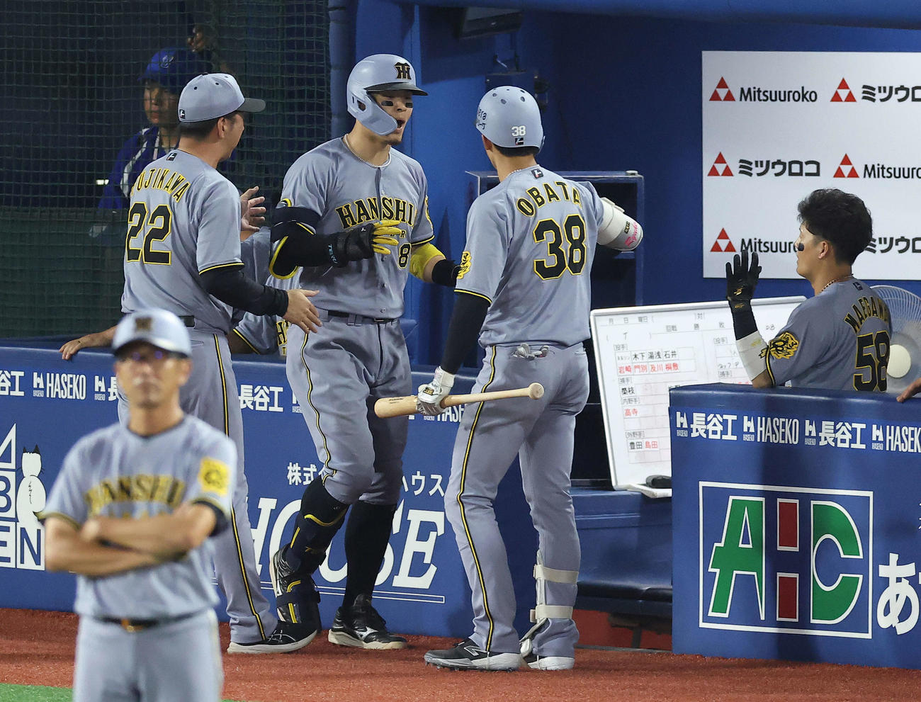 DeNA対阪神　8回表阪神1死満塁、左犠飛を放ち、勝ち越し点を上げベンチに戻る佐藤輝（撮影・河田真司）