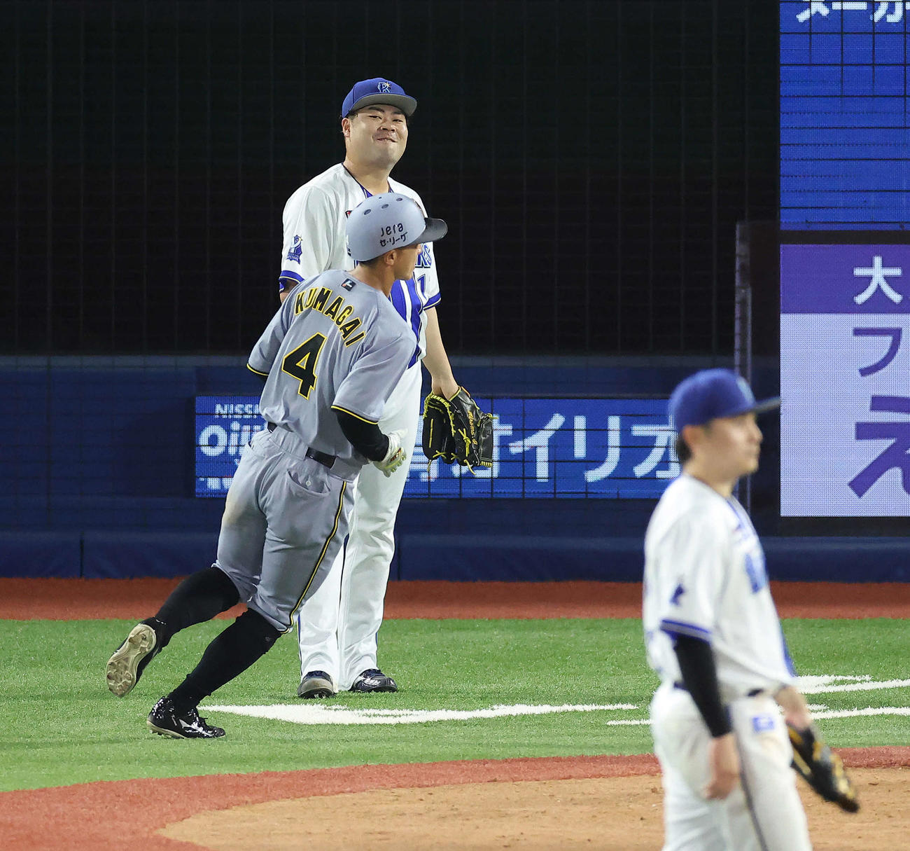 DeNA対阪神　8回表阪神1死満塁、佐藤輝の左犠飛で三走熊谷の生還を許す伊勢（撮影・河田真司）
