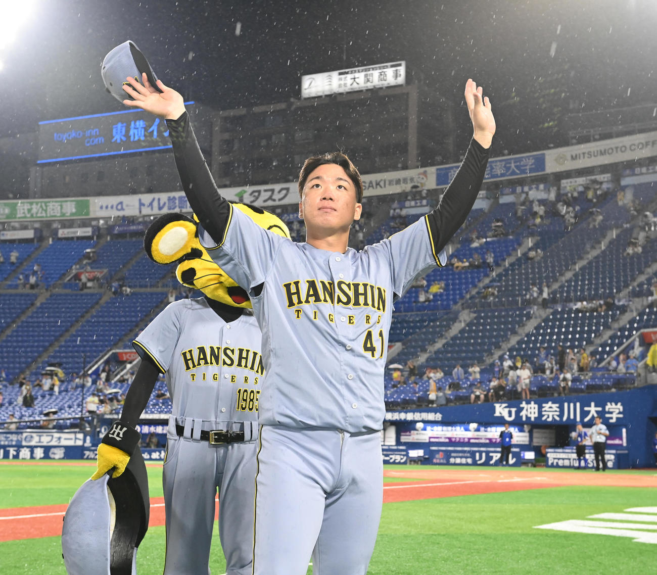 DeNA対阪神　今季8勝目を挙げファンに手を振る阪神村上（撮影・清水貴仁）