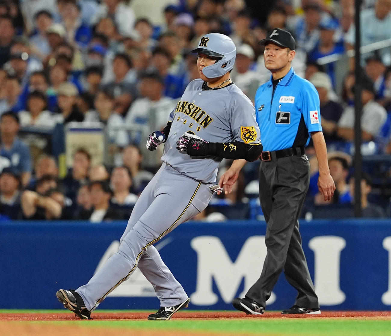 DeNA対阪神　8回表阪神無死一塁、左前打を放つ大山（撮影・清水貴仁）