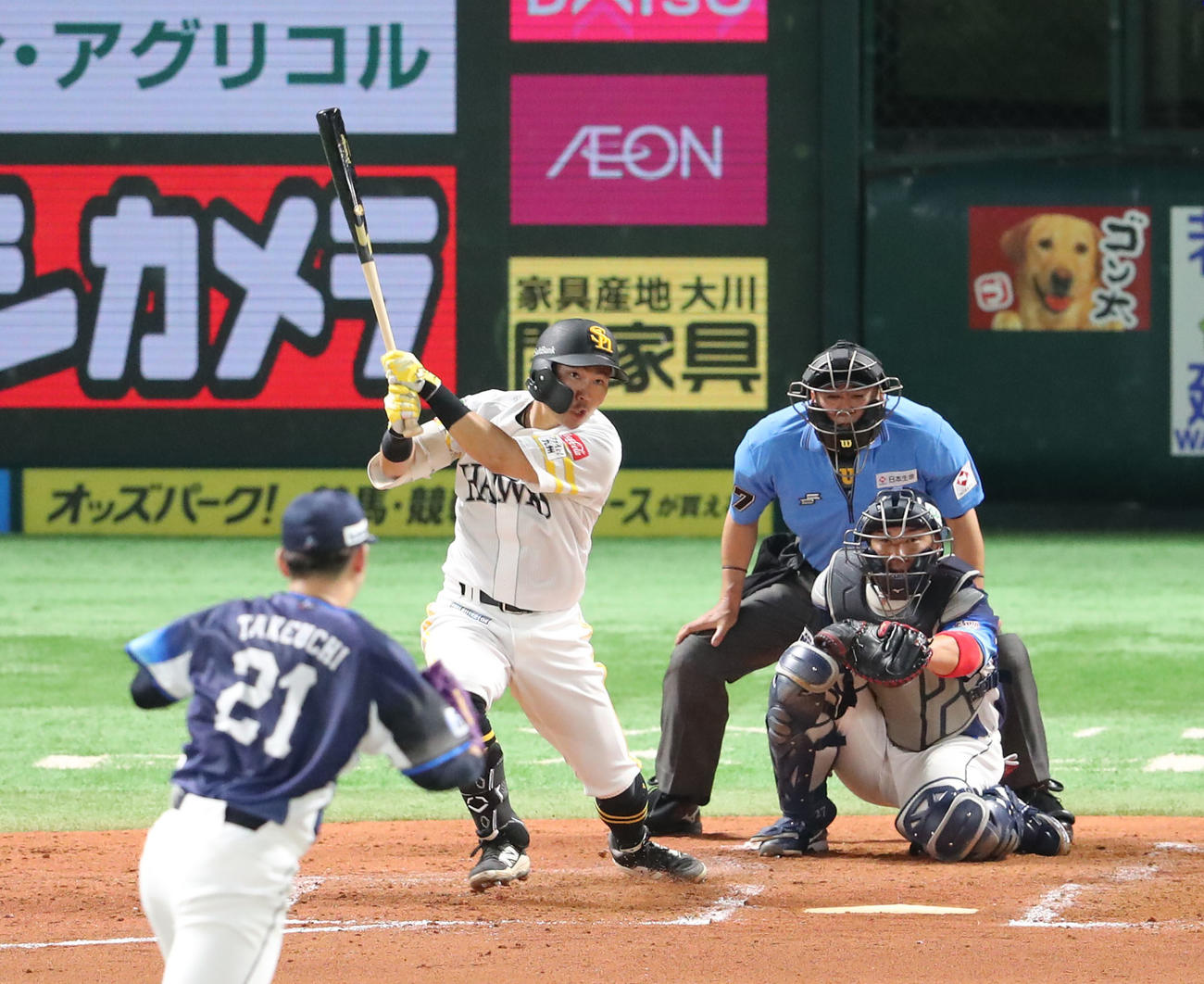 ソフトバンク対西武　4回裏ソフトバンク2死、中村は左前安打を放つ（撮影・梅根麻紀）