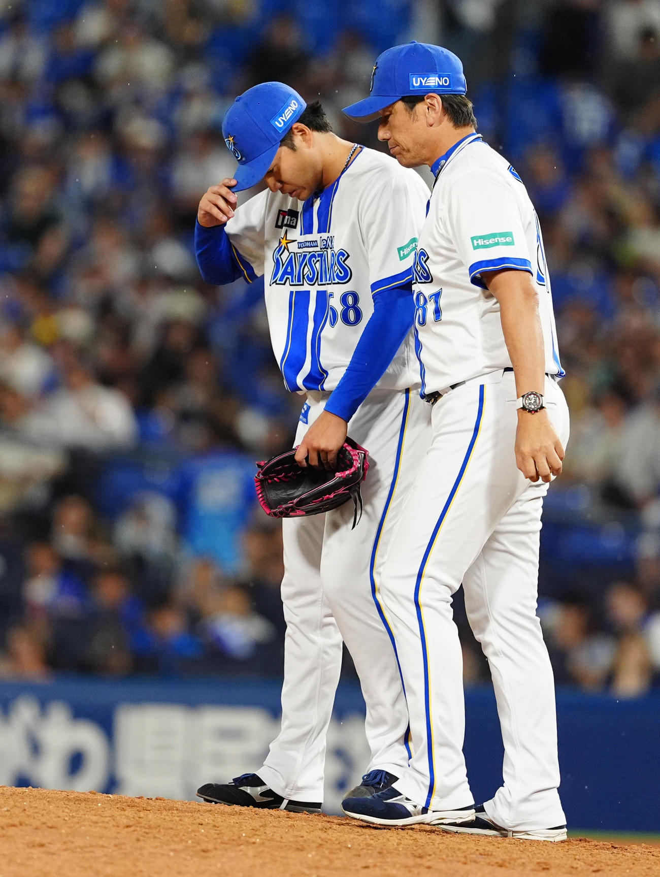 DeNA対阪神　9回表阪神1死一塁、連続で適時打を浴び降板となったDeNA岩田（左）に声をかける三浦監督（撮影・清水貴仁）