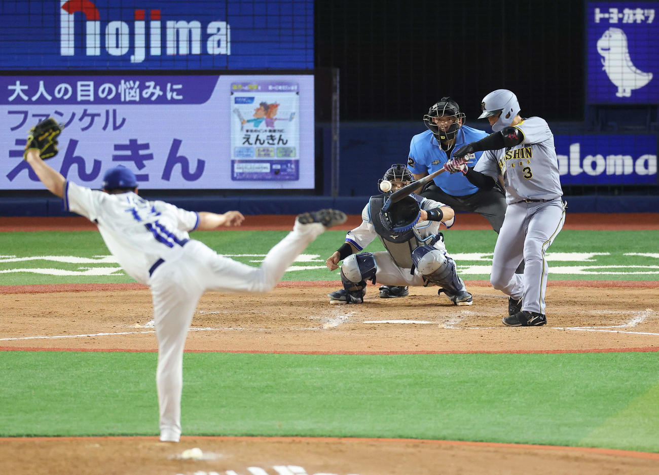 DeNA対阪神　8回表阪神無死一塁、左前打を放つ代打大山。投手伊勢（撮影・河田真司）