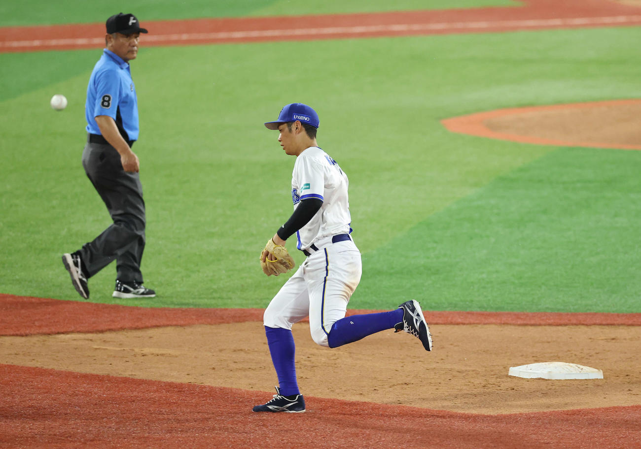 DeNA対阪神　9回表阪神1死二塁、中野に中前適時打許す京田（撮影・河田真司）