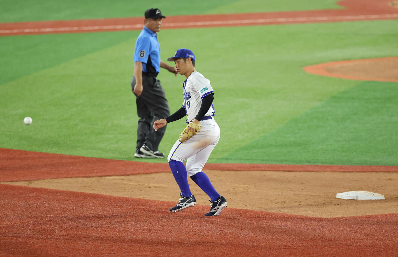 DeNA対阪神　9回表阪神1死二塁、中野に中前適時打許す京田（撮影・河田真司）