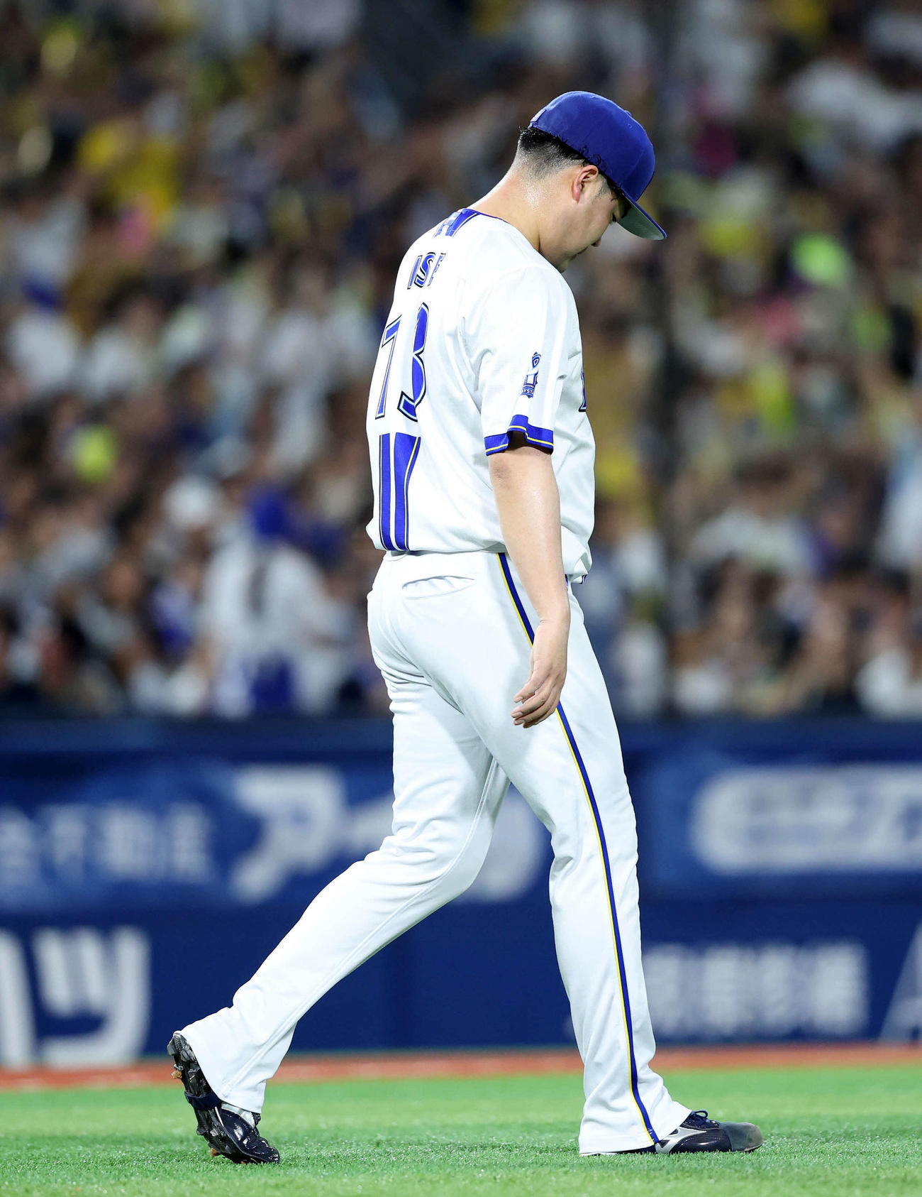 DeNA対阪神　8回表阪神1死満塁、佐藤輝の左犠飛で失点し悔しそうな表情を見せるDeNA伊勢（撮影・鈴木正人）