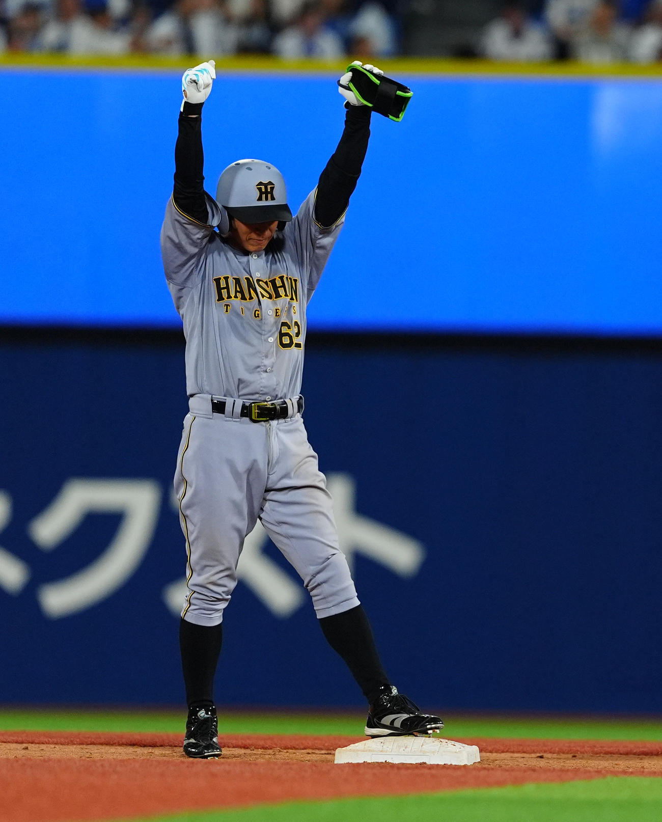 DeNA対阪神　9回表阪神1死二塁、右越え適時二塁打を放つ植田（撮影・清水貴仁）