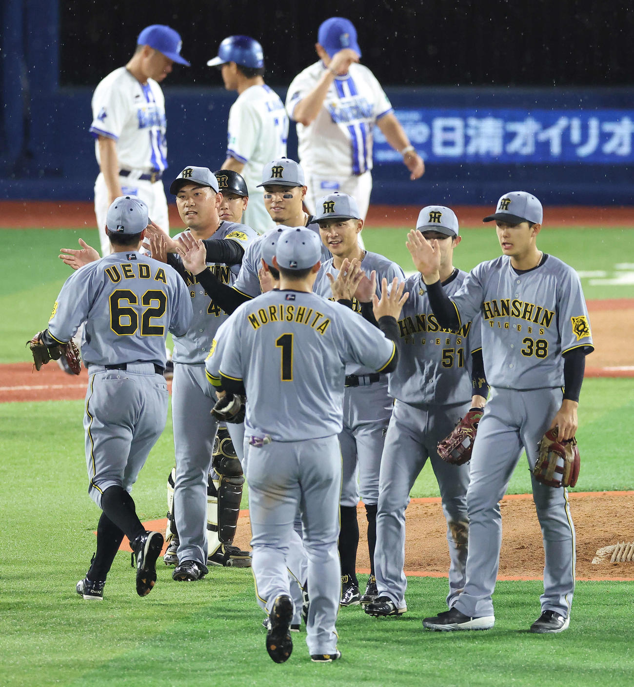 DeNA対阪神　DeNAに勝利しマウンドに集まる阪神ナイン（撮影・河田真司）