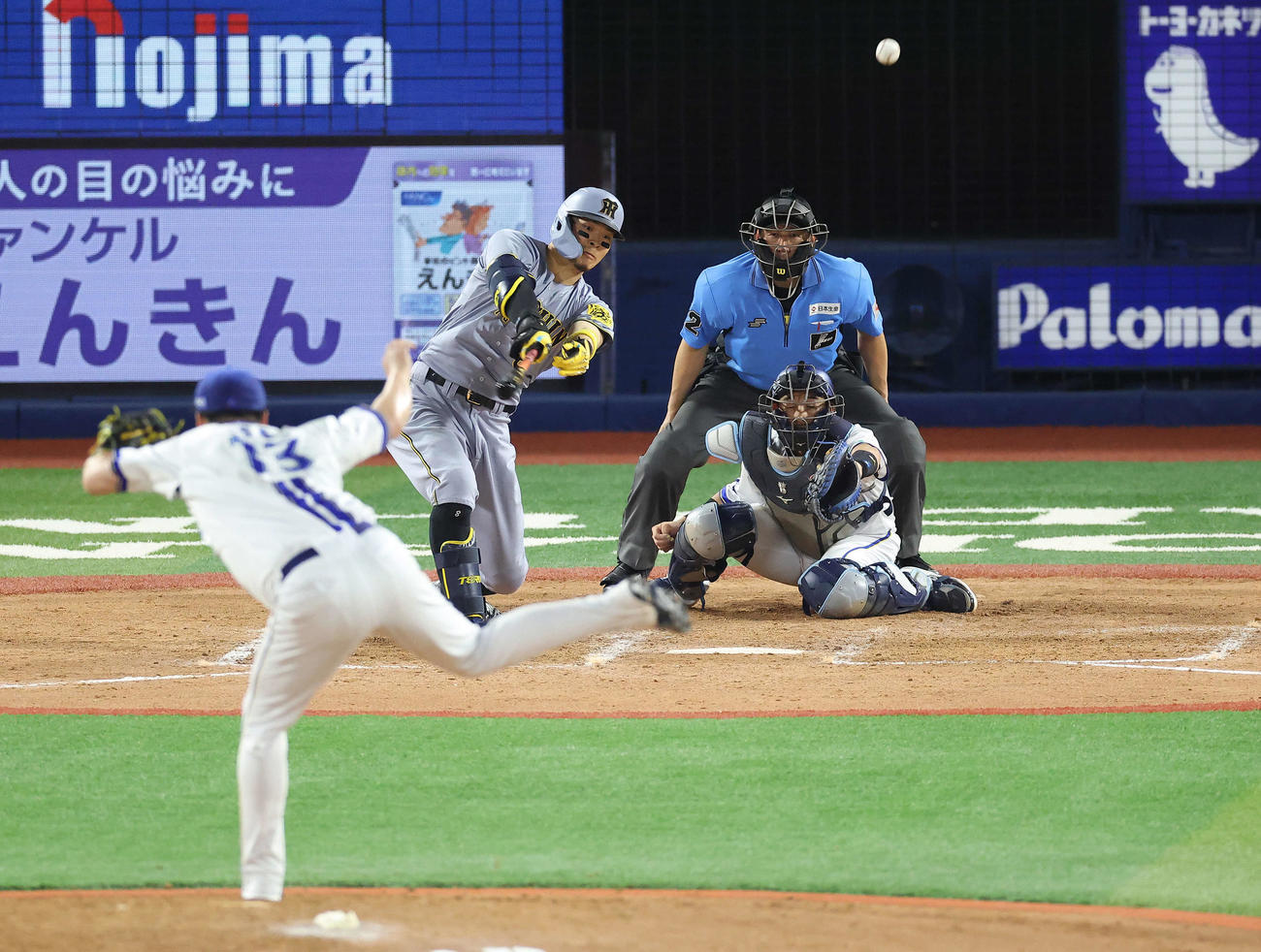 DeNA対阪神　8回表阪神1死満塁、左犠飛を放つ佐藤輝。投手伊勢（撮影・河田真司）