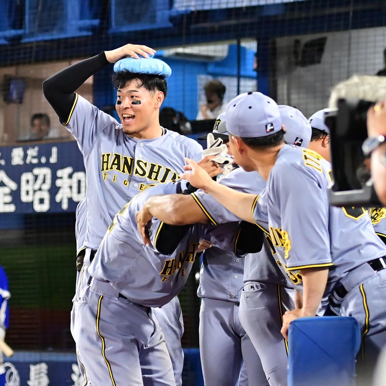 DeNA対阪神　9回表阪神1死二塁、熊谷の左越え適時二塁打で生還した植田（手前左）を笑顔で出迎える佐藤輝（後方左）（撮影・清水貴仁）