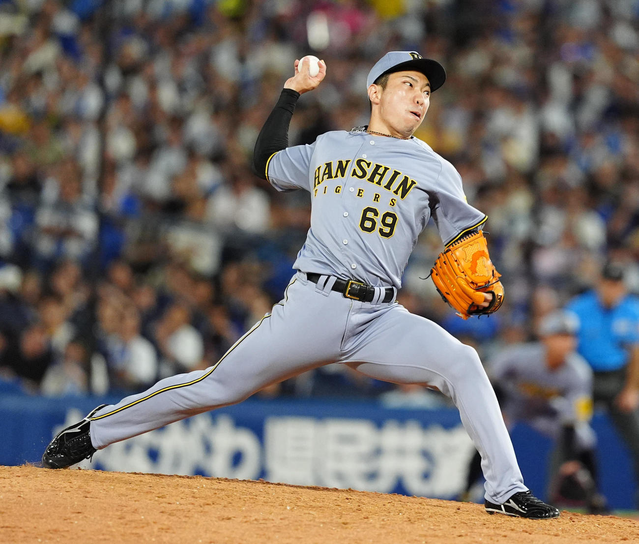 DeNA対阪神　8回裏に登板する阪神石井（撮影・清水貴仁）