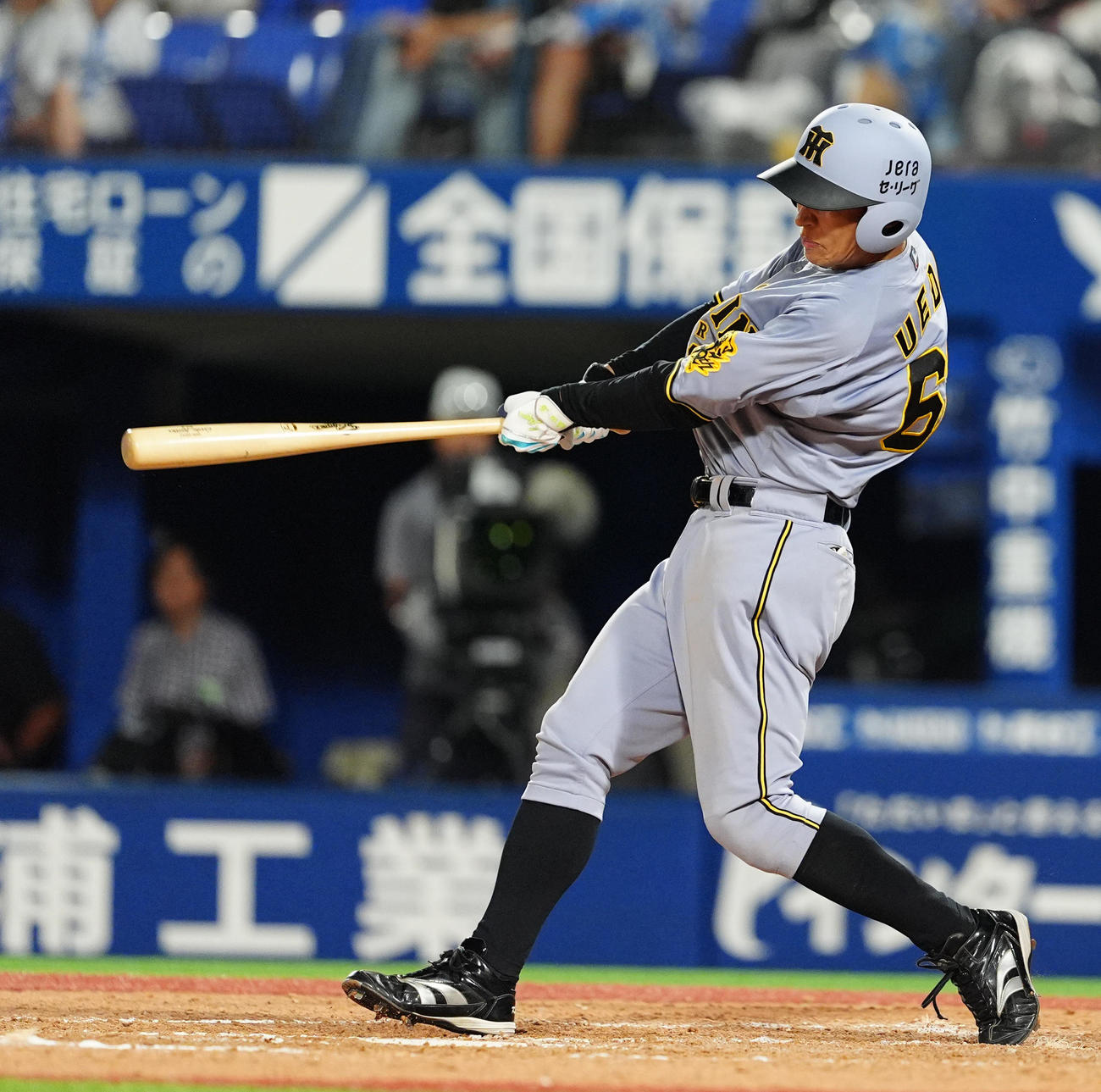 DeNA対阪神　9回表阪神1死二塁、右越え適時二塁打を放つ植田（撮影・清水貴仁）