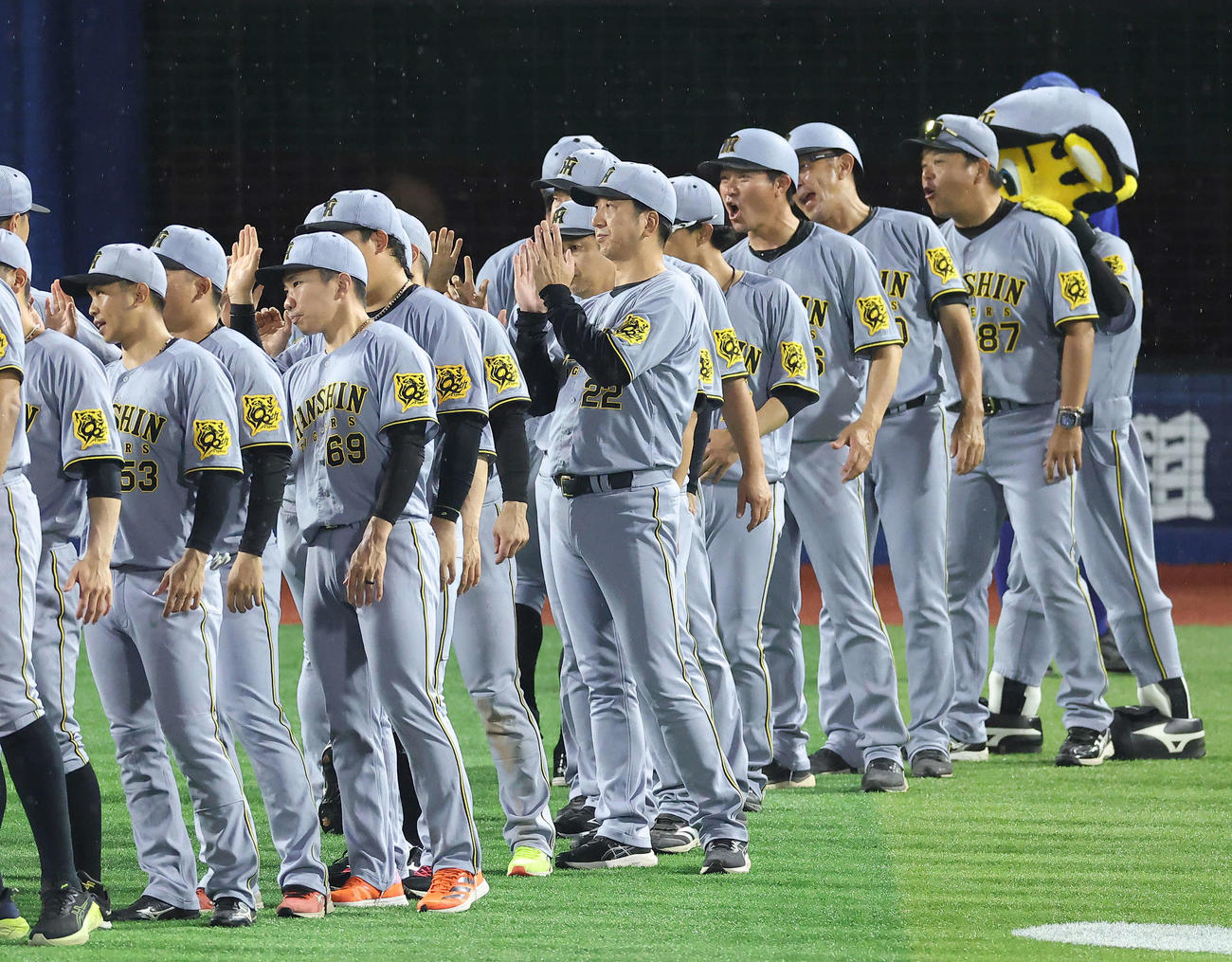 DeNA対阪神　DeNAに勝利しナインを迎える藤川監督（中央）（撮影・河田真司）