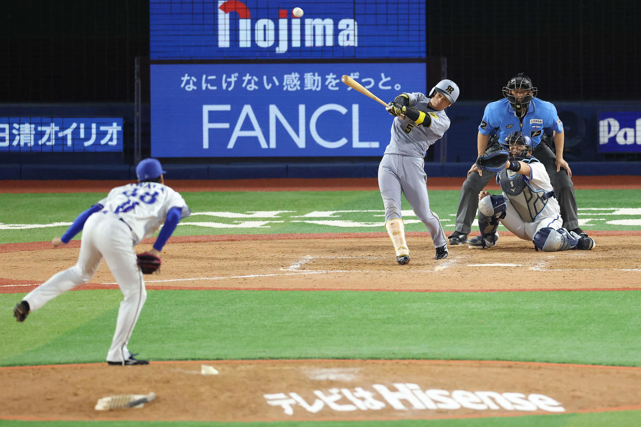DeNA対阪神　9回表阪神1死二塁、右翼線に適時二塁打を放つ近本。投手岩田（撮影・河田真司）