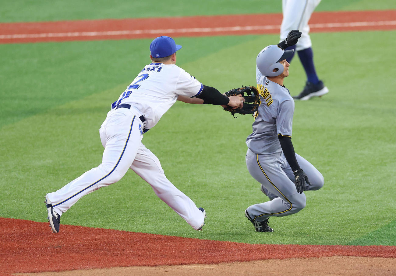 DeNA対阪神　3回表阪神1死一、二塁、中野の二ゴロで走塁死する近本（撮影・河田真司）