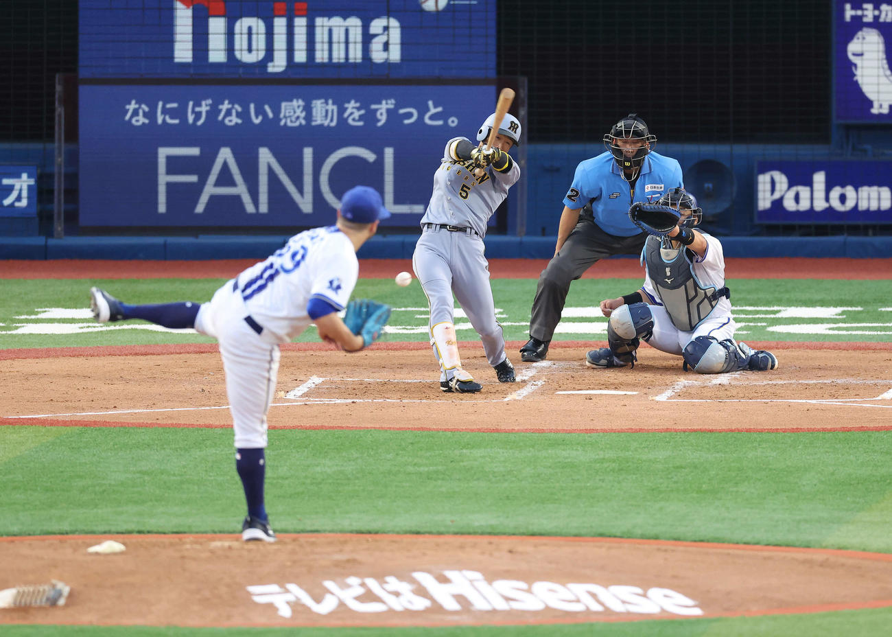 DeNA対阪神　3回表阪神1死一塁、右前打を放つ近本。投手ケイ（撮影・河田真司）