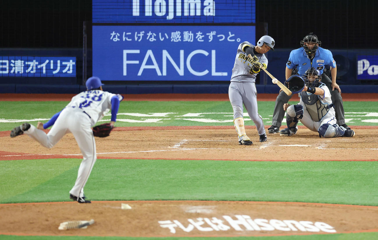 DeNA対阪神　9回表阪神1死二塁、右翼線に適時二塁打を放つ近本。投手岩田（撮影・河田真司）