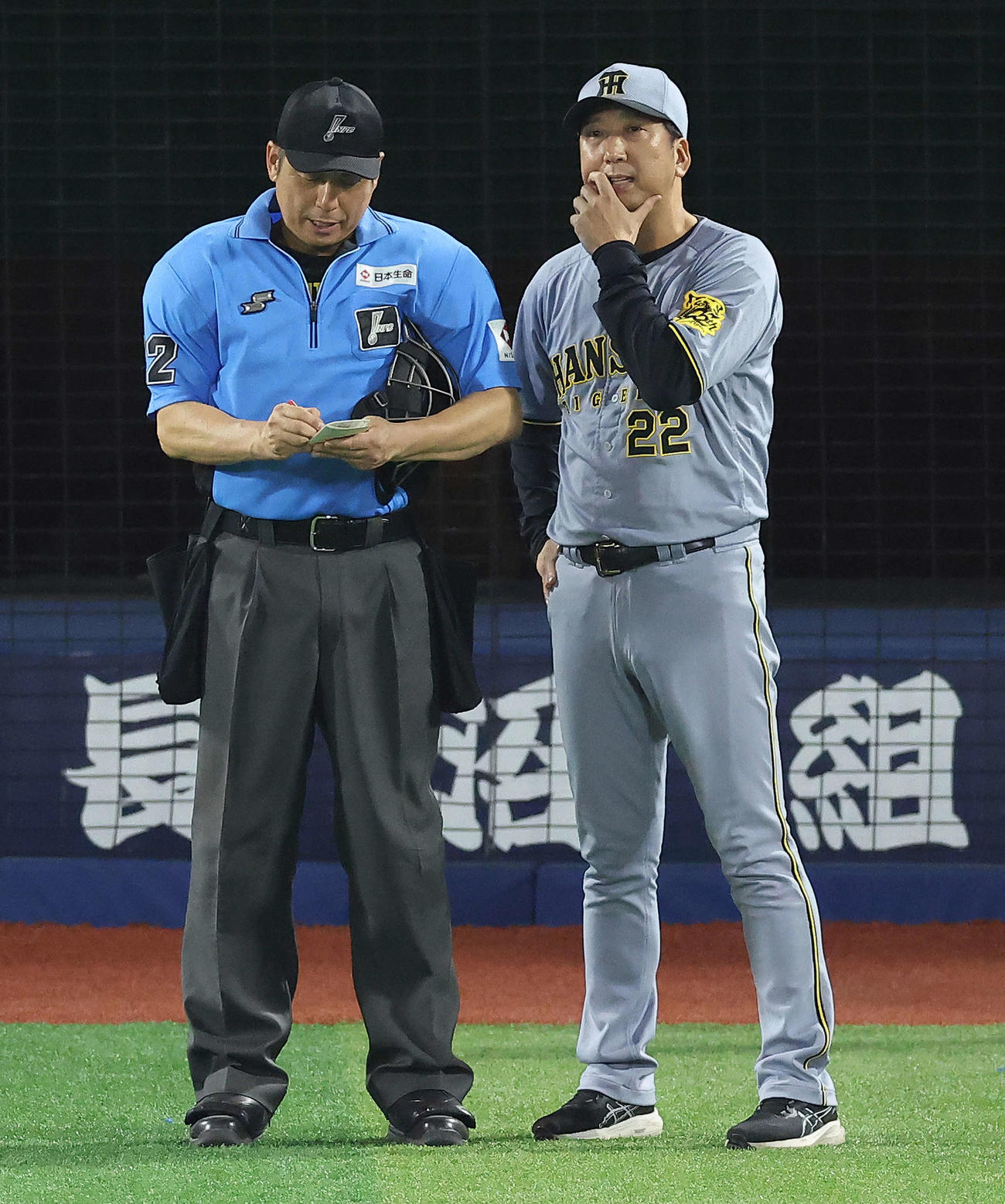 DeNA対阪神　8回表を終え、選手交代を告げる藤川監督（撮影・河田真司）