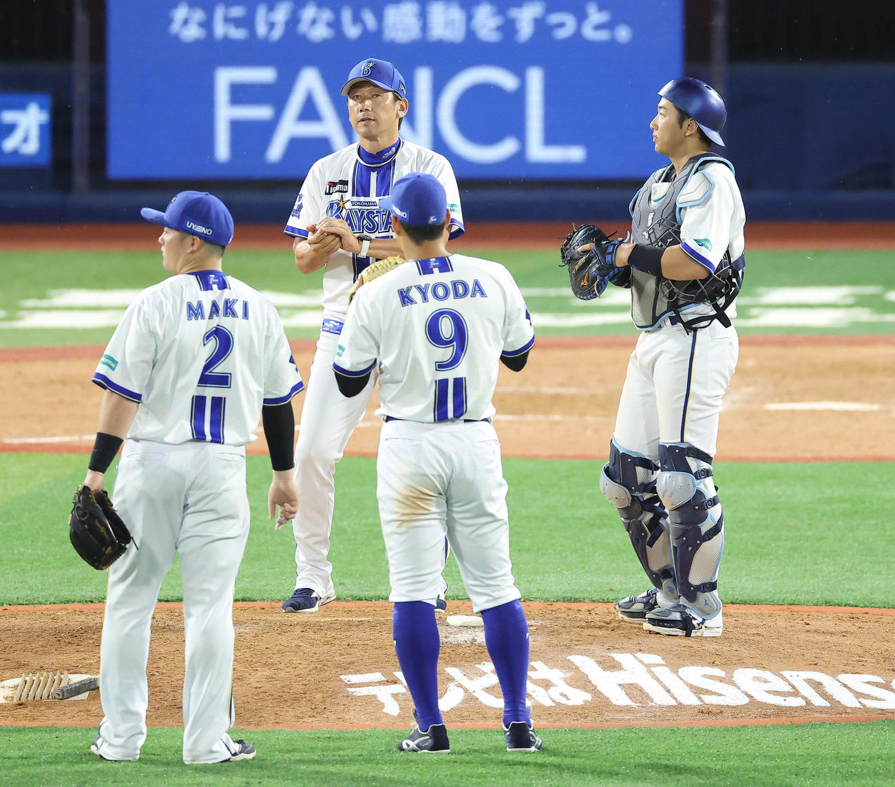 DeNA対阪神　9回表阪神1死一塁、マウンドに向かう三浦監督（撮影・河田真司）