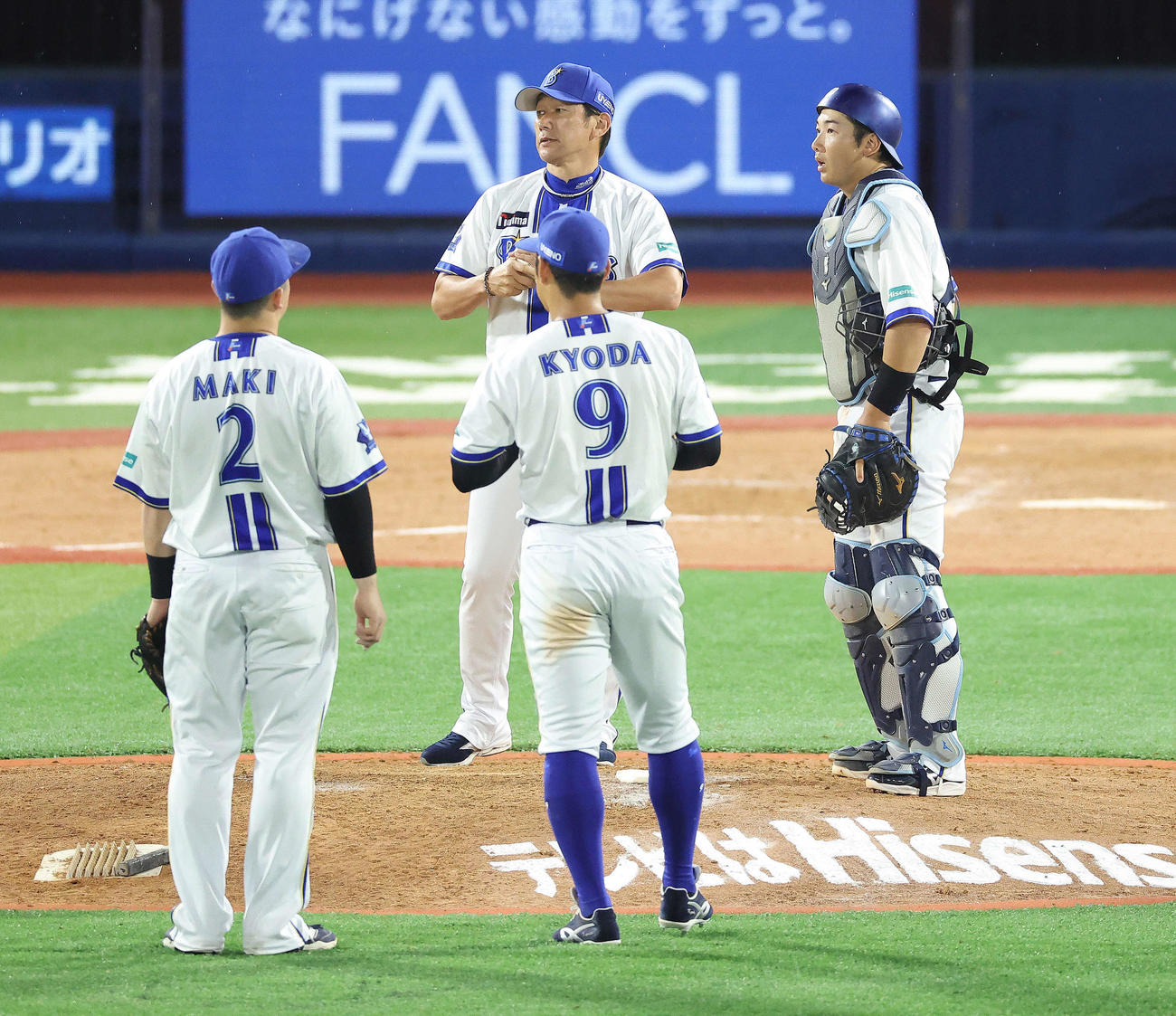 DeNA対阪神　9回表阪神1死一塁、マウンドに向かう三浦監督（撮影・河田真司）