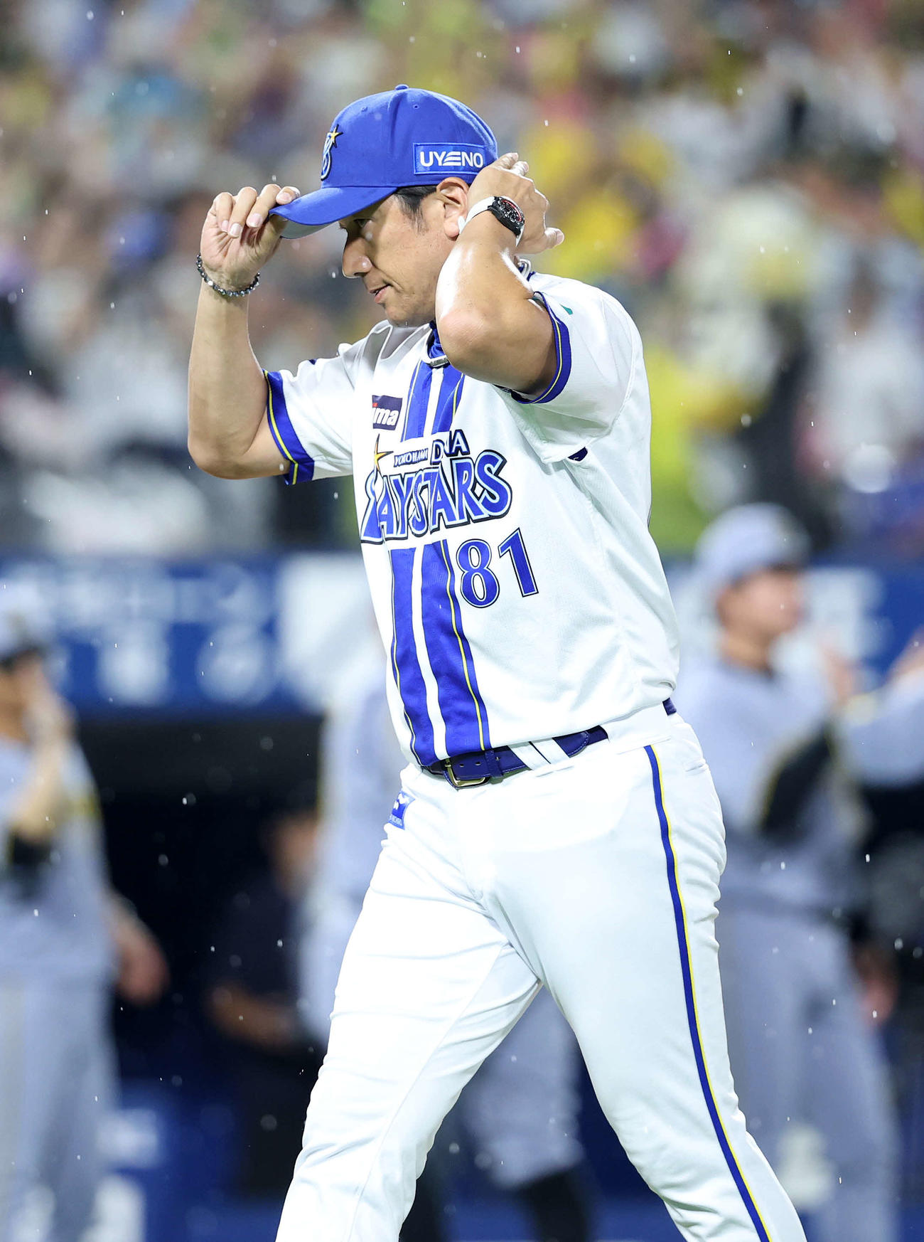 DeNA対阪神　敗戦し引き揚げるDeNA三浦監督（撮影・鈴木正人）
