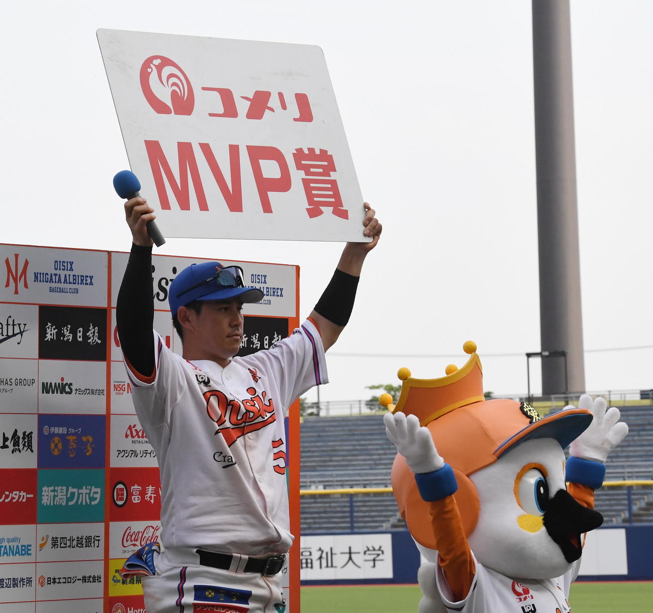 25年6月7日　オイシックス対巨人　お立ち台で声援に応えるオイシックス大川（撮影・小林忠）