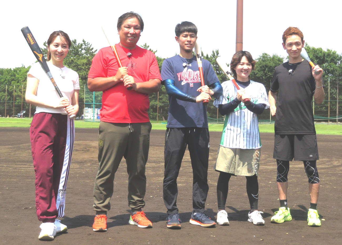 バットを手にする左から司会役の袴田彩絵、里崎智也さん、ボートレーサーの遠藤圭吾、佐藤ほのか、佐藤翼