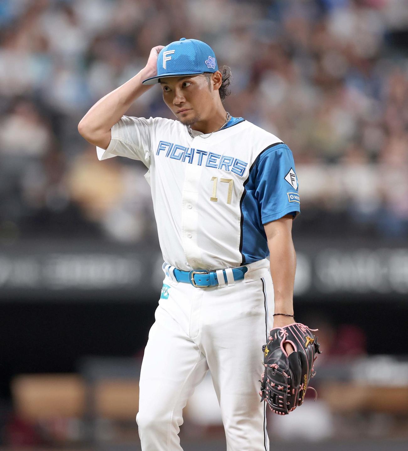 日本ハム対楽天　5回表、無失点に抑えるも浮かない表情で引き揚げる伊藤（撮影・黒川智章）