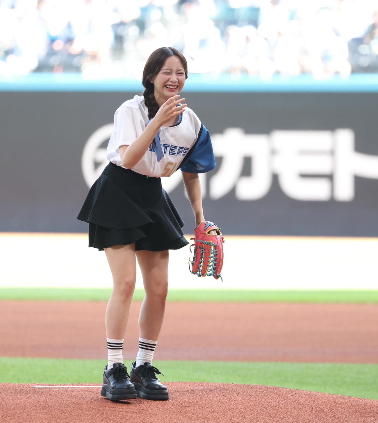 日本ハム対楽天　ファーストピッチセレモニーで投球する森香澄（撮影・黒川智章）