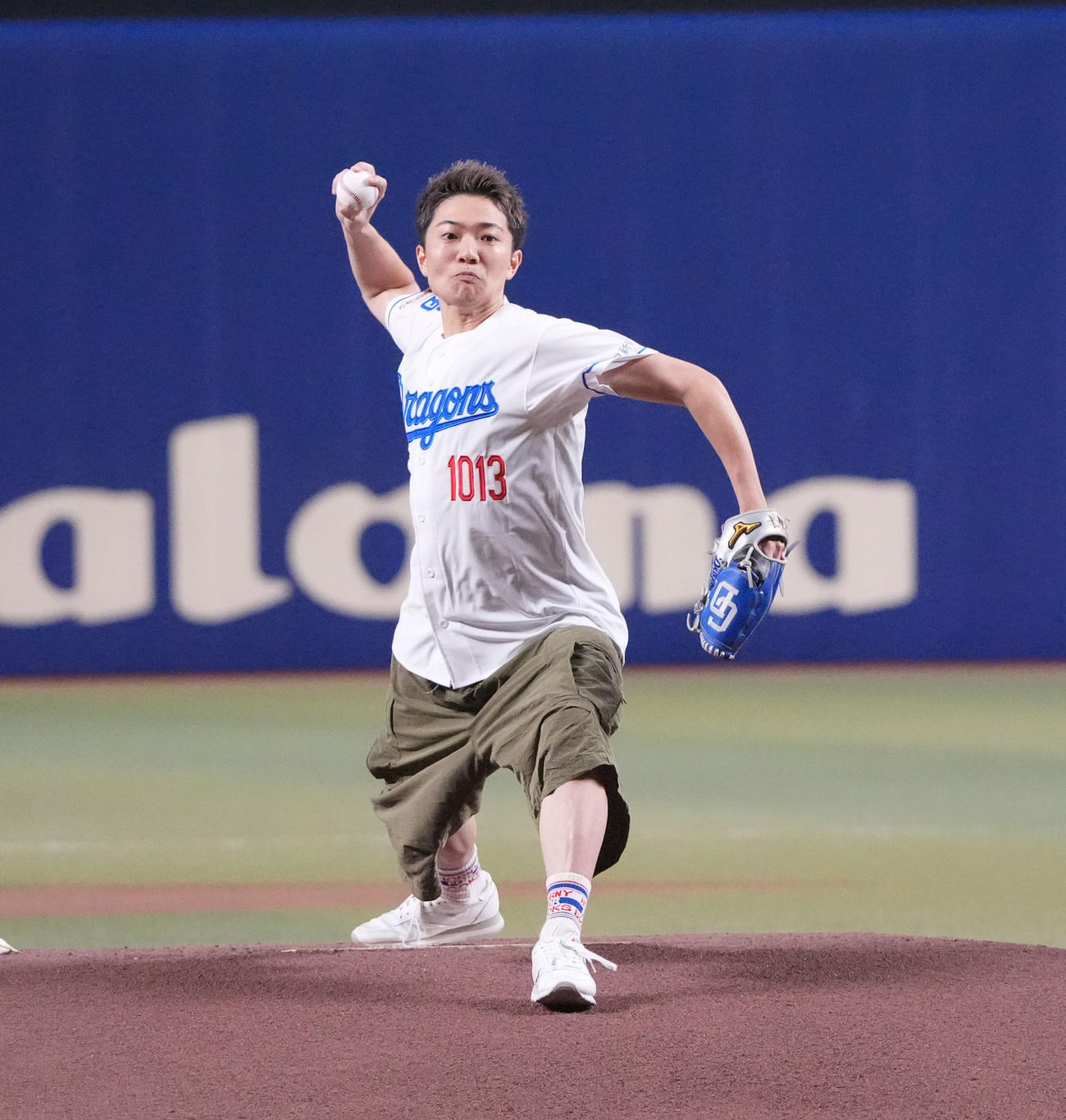 中日対ヤクルト　試合前、セレモニアルピッチを行う7ORDERの諸星翔希（撮影・森本幸一）