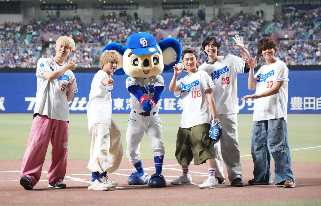 中日対ヤクルト　試合前、セレモニアルピッチを行いドアラ記念撮影に納まる7ORDER（撮影・森本幸一）