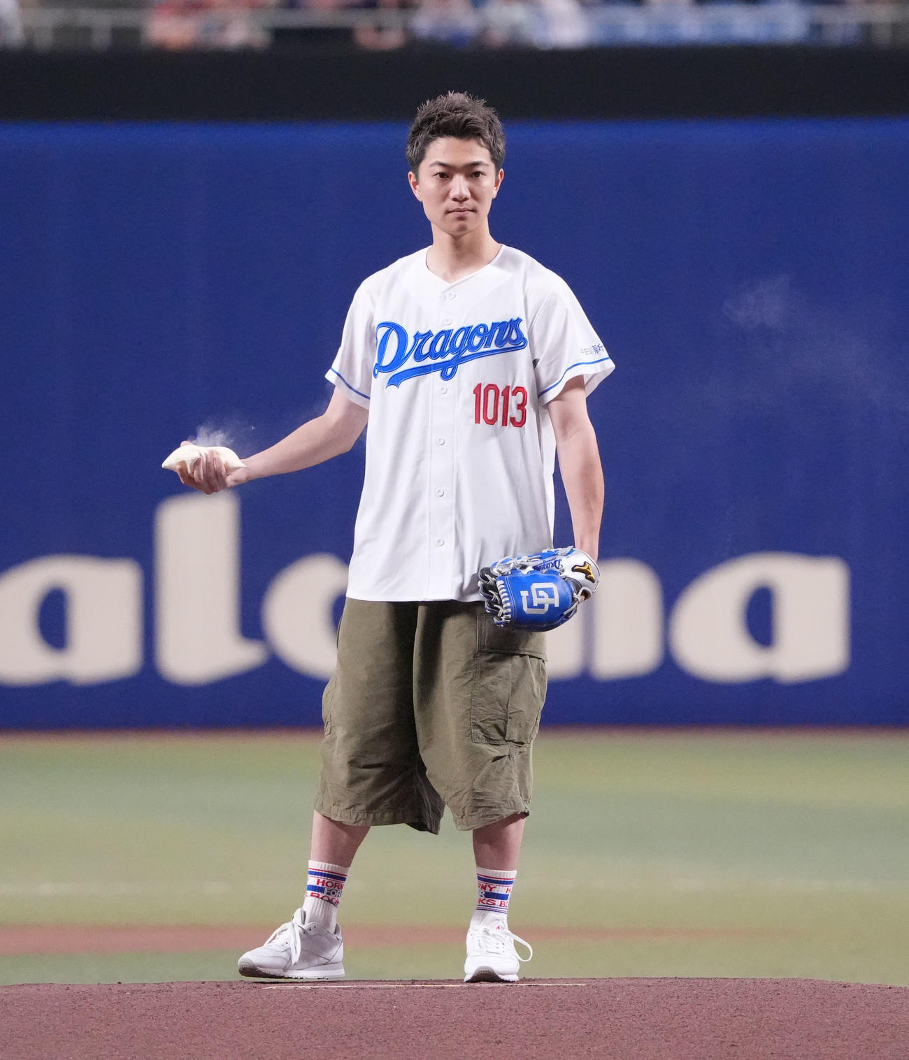 中日対ヤクルト　試合前、セレモニアルピッチを行う7ORDERの諸星翔希（撮影・森本幸一）