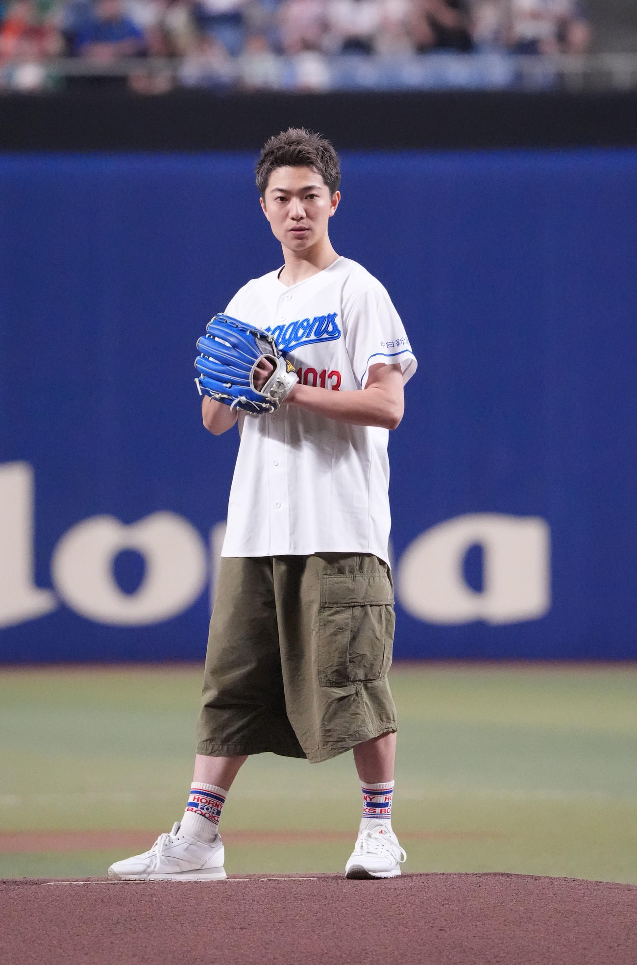 中日対ヤクルト　試合前、セレモニアルピッチを行う7ORDERの諸星翔希（撮影・森本幸一）