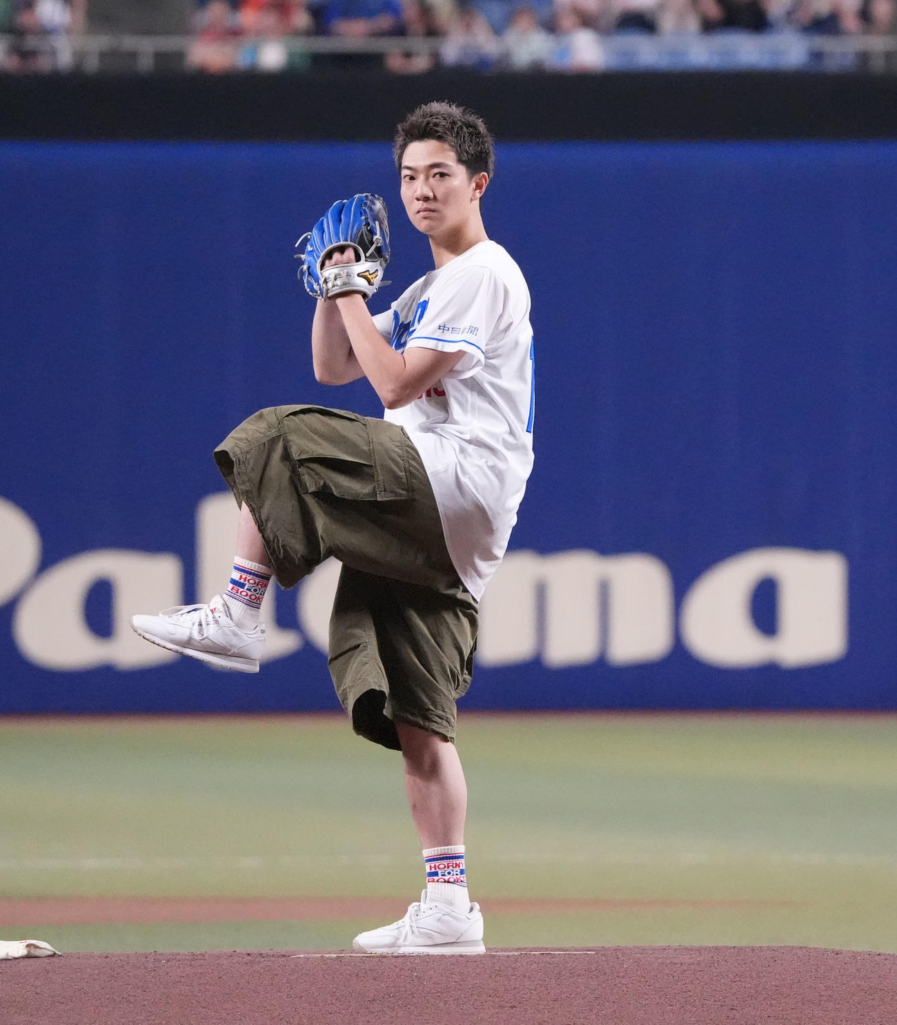 中日対ヤクルト　試合前、セレモニアルピッチを行う7ORDERの諸星翔希（撮影・森本幸一）