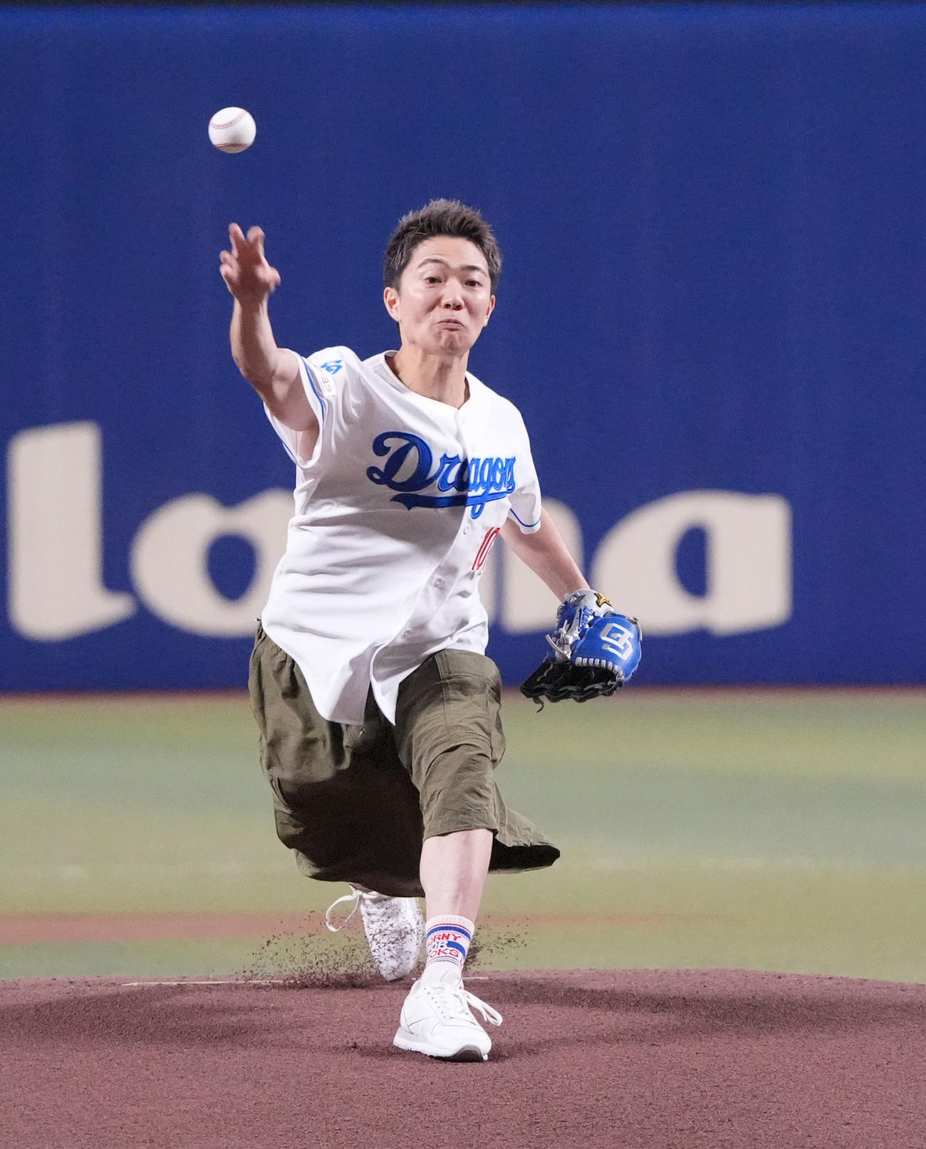 中日対ヤクルト　試合前、セレモニアルピッチを行う7ORDERの諸星翔希（撮影・森本幸一）