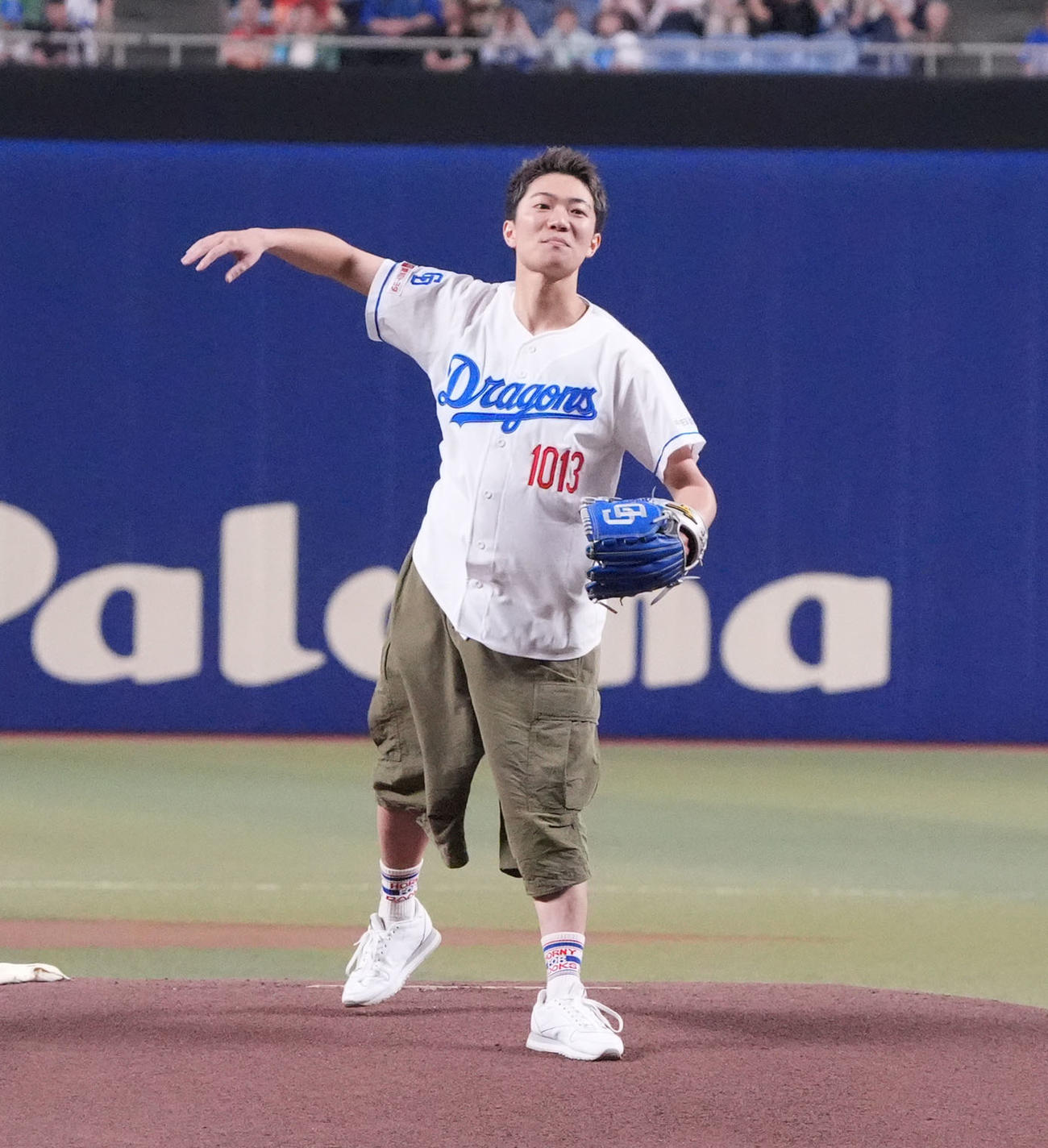 中日対ヤクルト　試合前、セレモニアルピッチを行う7ORDERの諸星翔希（撮影・森本幸一）