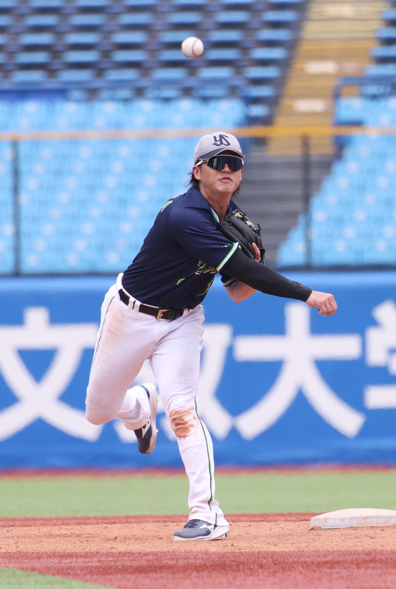 4日、大学代表対ヤクルト2軍の試合前に、守備練習するヤクルト長岡