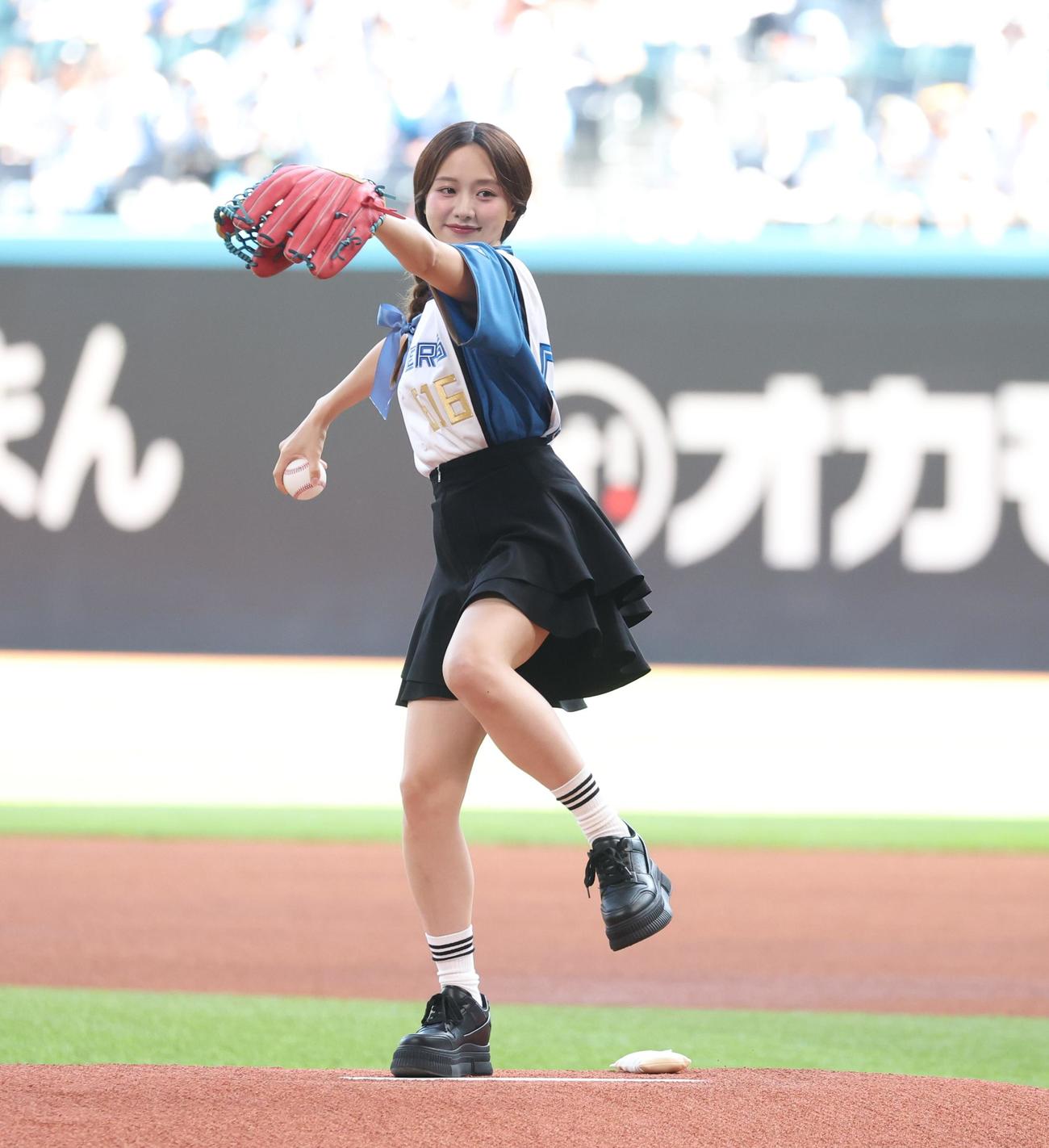 日本ハム対楽天　ファーストピッチセレモニーで投球する森香澄（撮影・黒川智章）