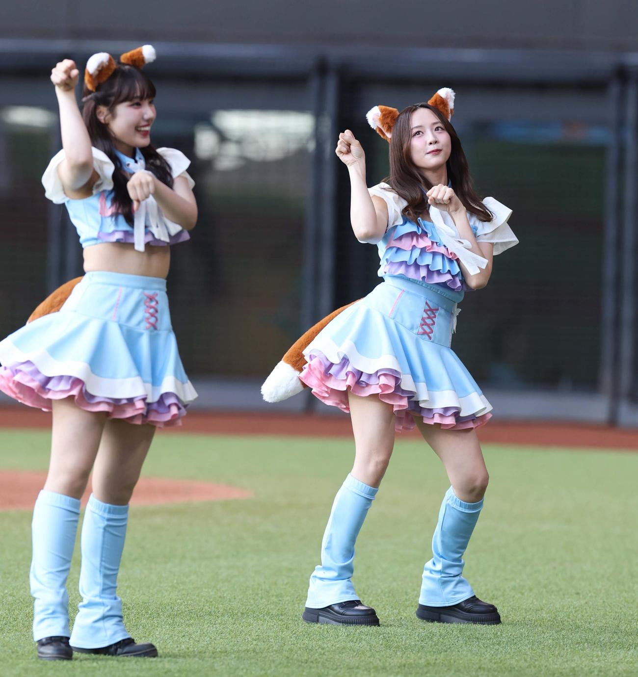 日本ハム対楽天　きつねダンスを踊る森香澄（右）（撮影・黒川智章）