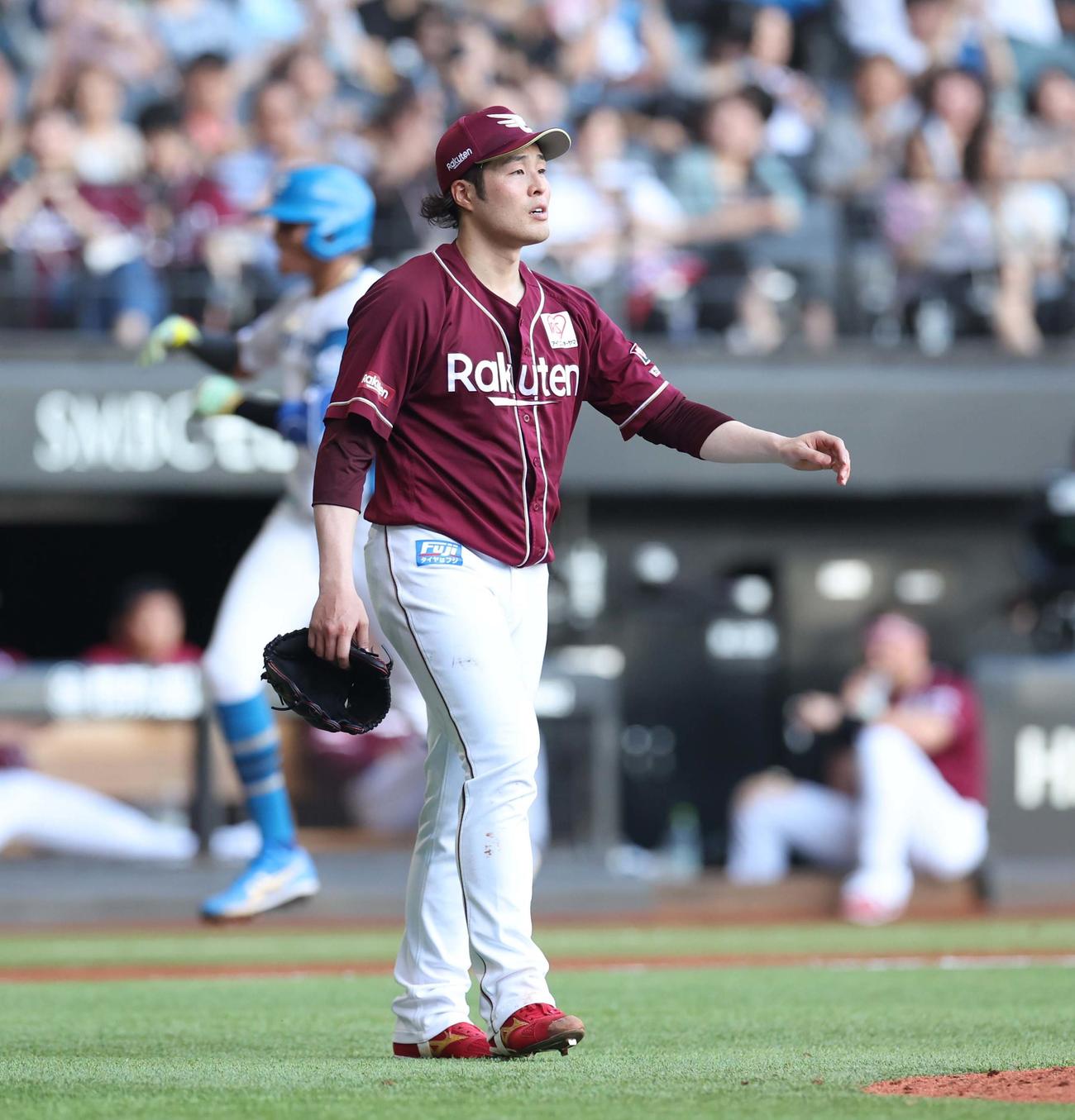 日本ハム対楽天　4回裏日本ハム無死二塁、水谷に右越え2点本塁打を浴びる滝中（撮影・黒川智章）