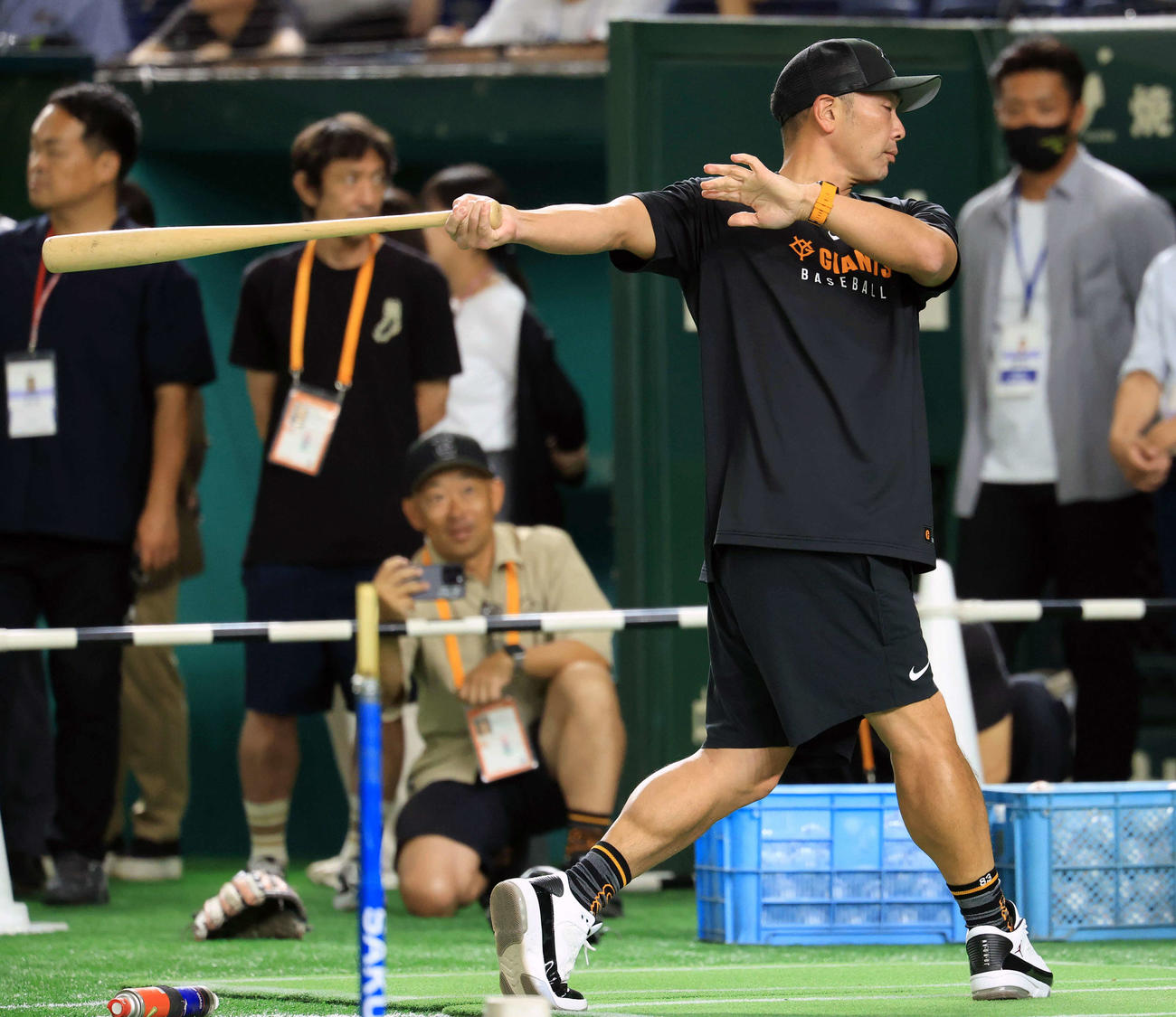 巨人対広島　ティー打撃する巨人阿部監督（撮影・浅見桂子）
