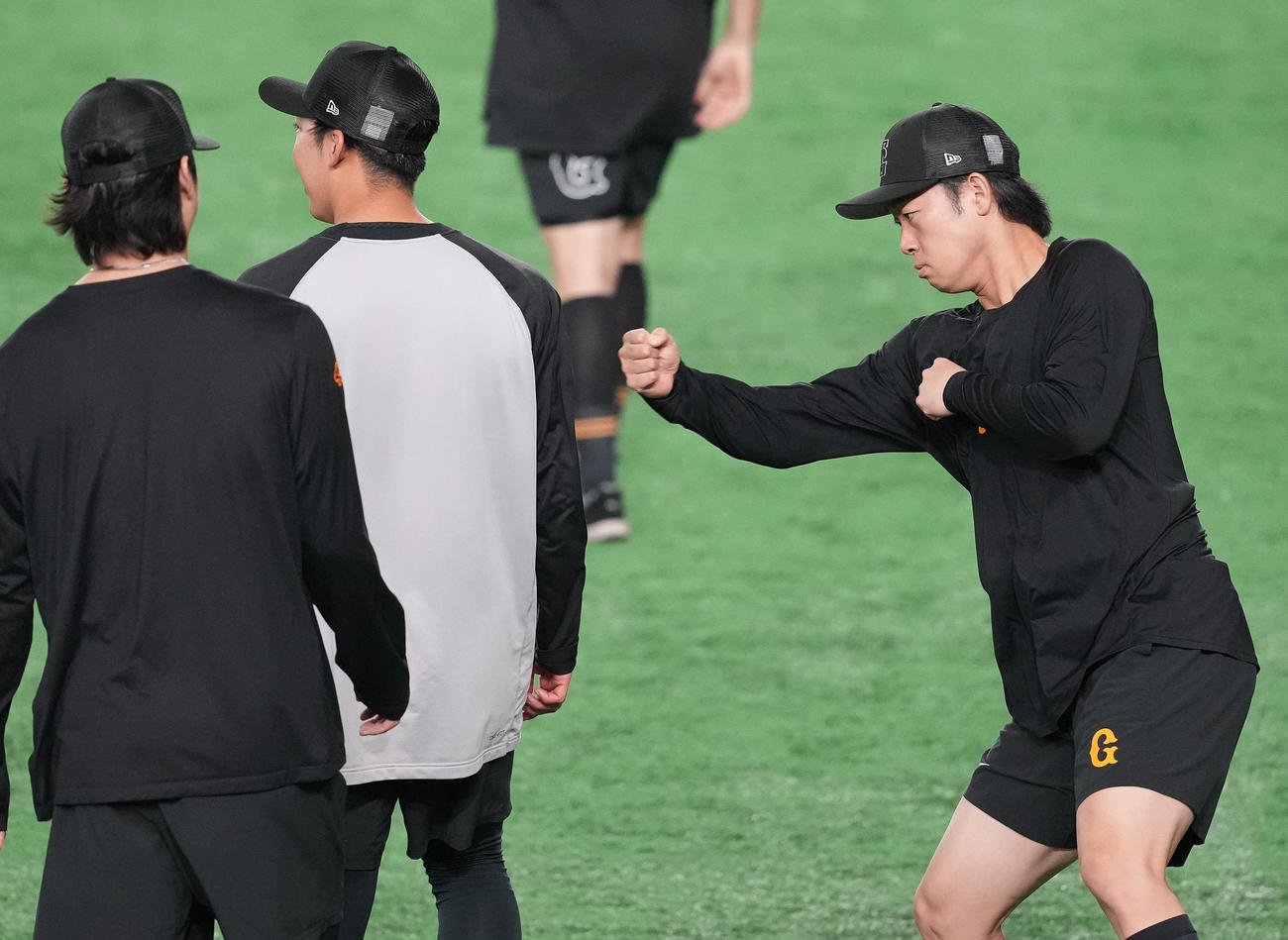 巨人対広島　試合前練習で赤星（中央）にファイティングポーズを取る巨人山崎（右）（撮影・鈴木みどり）