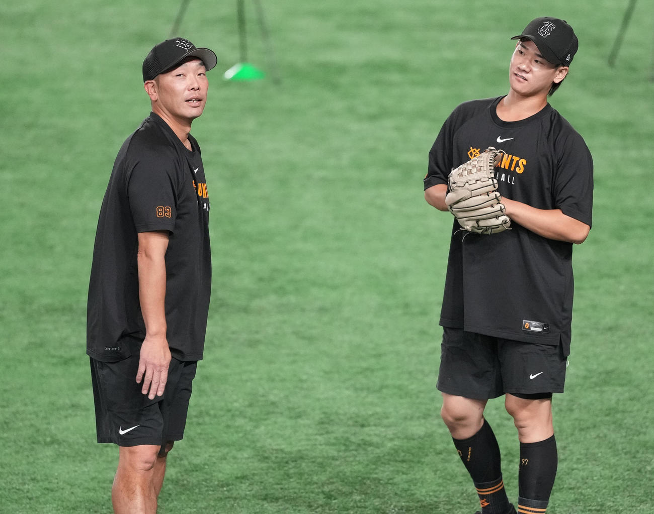 巨人対広島　練習中の井上（右）に声をかける巨人阿部監督（撮影・鈴木みどり）